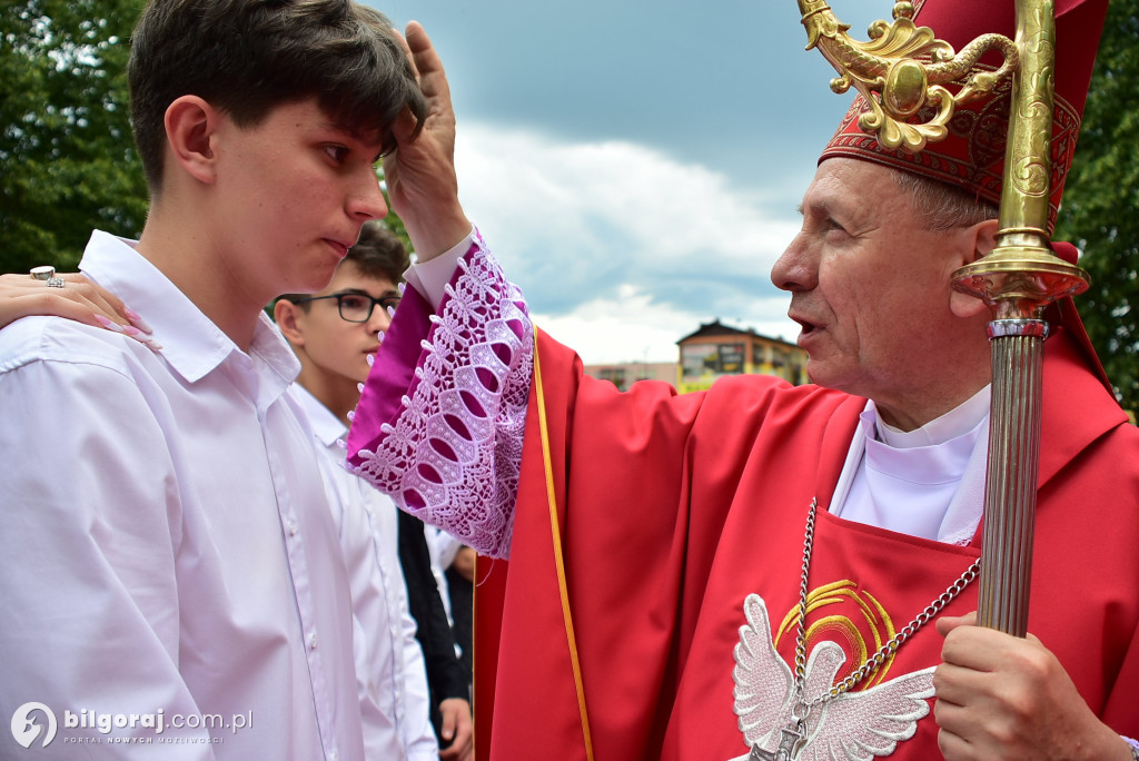Biłgoraj. 85 młodych ludzi przyjęło sakrament bierzmowania