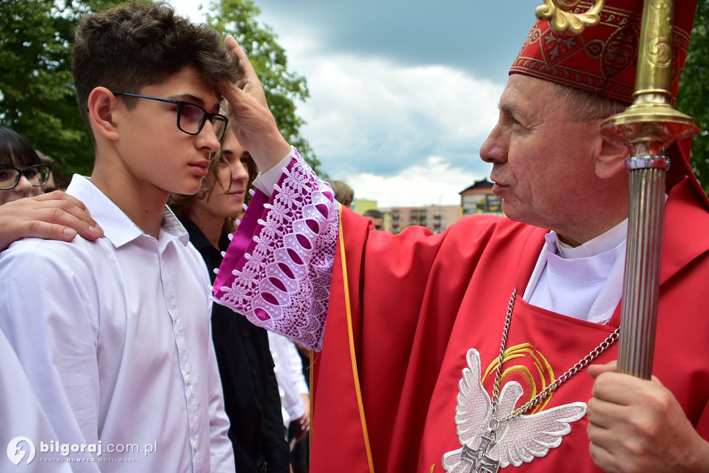 Biłgoraj. 85 młodych ludzi przyjęło sakrament bierzmowania