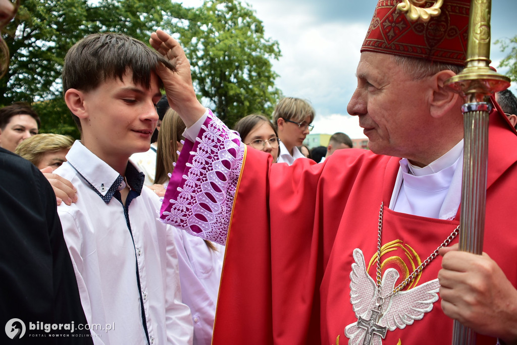 Biłgoraj. 85 młodych ludzi przyjęło sakrament bierzmowania