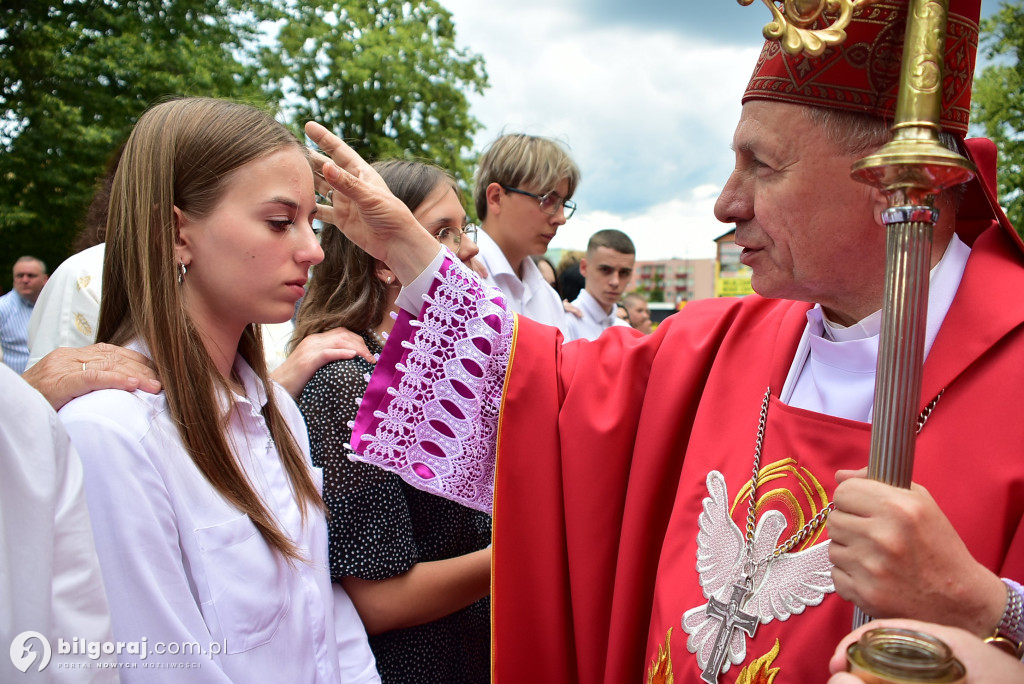 Biłgoraj. 85 młodych ludzi przyjęło sakrament bierzmowania