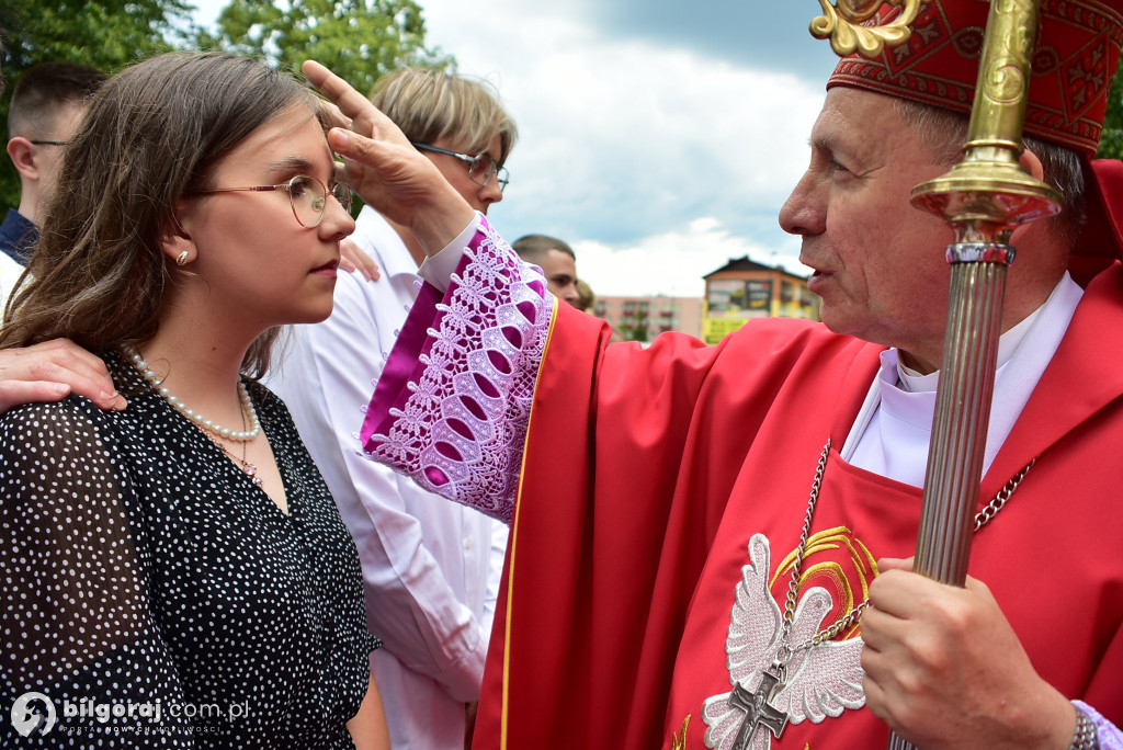 Biłgoraj. 85 młodych ludzi przyjęło sakrament bierzmowania