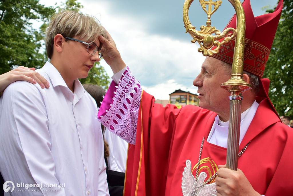 Biłgoraj. 85 młodych ludzi przyjęło sakrament bierzmowania