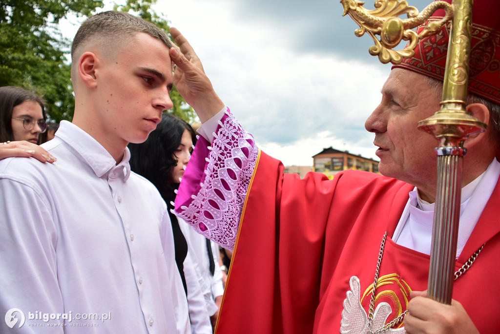 Biłgoraj. 85 młodych ludzi przyjęło sakrament bierzmowania