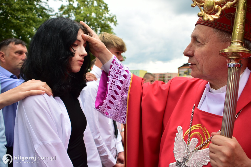 Biłgoraj. 85 młodych ludzi przyjęło sakrament bierzmowania