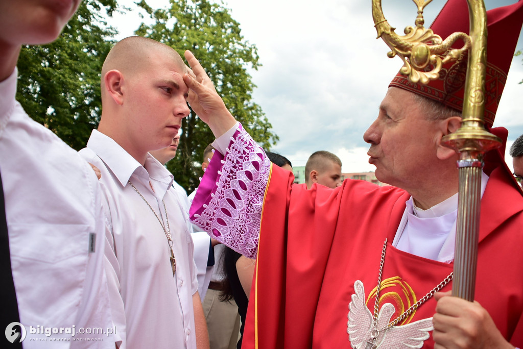 Biłgoraj. 85 młodych ludzi przyjęło sakrament bierzmowania