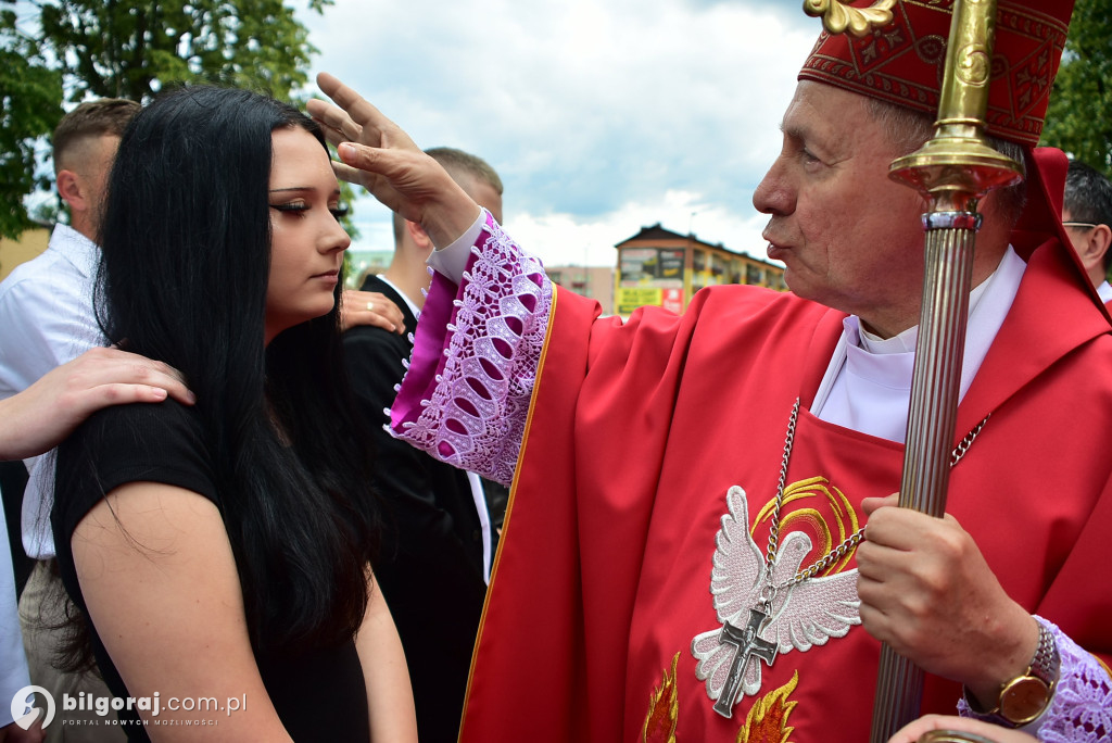 Biłgoraj. 85 młodych ludzi przyjęło sakrament bierzmowania