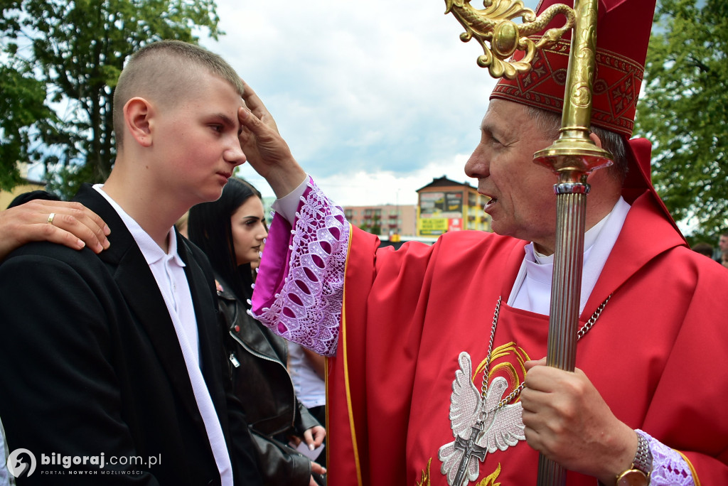 Biłgoraj. 85 młodych ludzi przyjęło sakrament bierzmowania