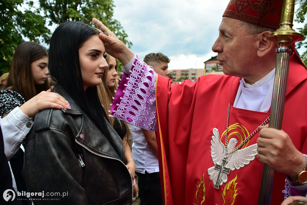 Biłgoraj. 85 młodych ludzi przyjęło sakrament bierzmowania