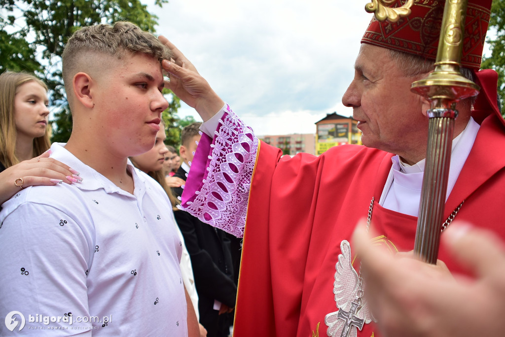 Biłgoraj. 85 młodych ludzi przyjęło sakrament bierzmowania