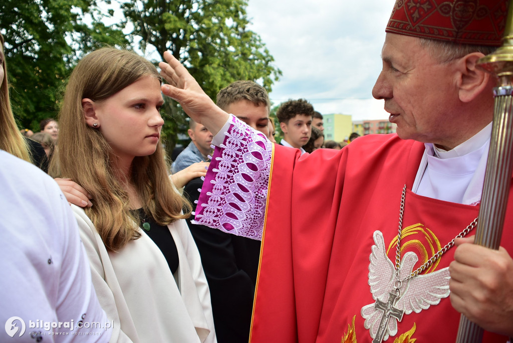 Biłgoraj. 85 młodych ludzi przyjęło sakrament bierzmowania