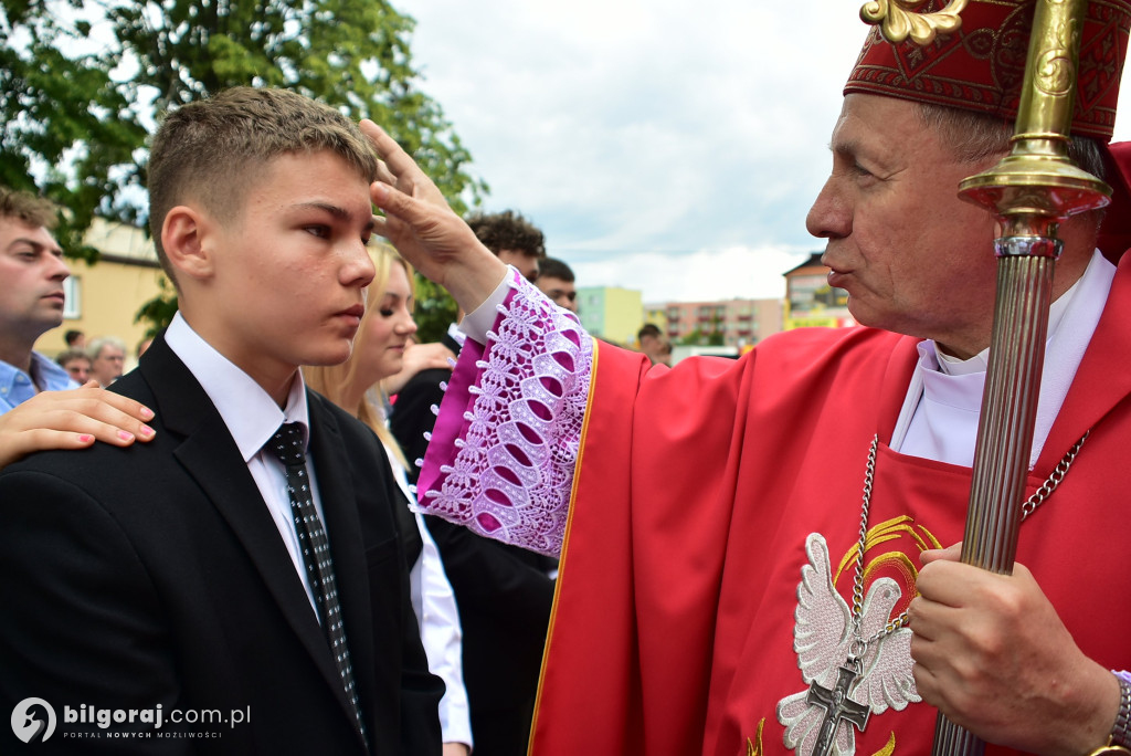 Biłgoraj. 85 młodych ludzi przyjęło sakrament bierzmowania