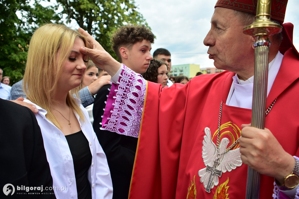 Biłgoraj. 85 młodych ludzi przyjęło sakrament bierzmowania