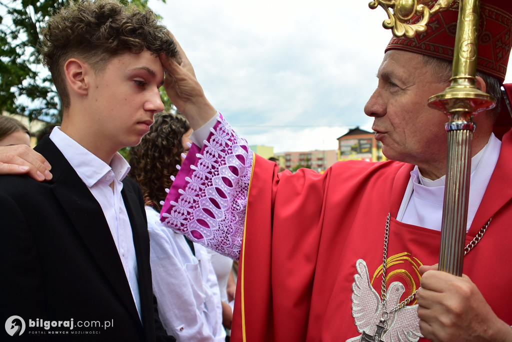 Biłgoraj. 85 młodych ludzi przyjęło sakrament bierzmowania