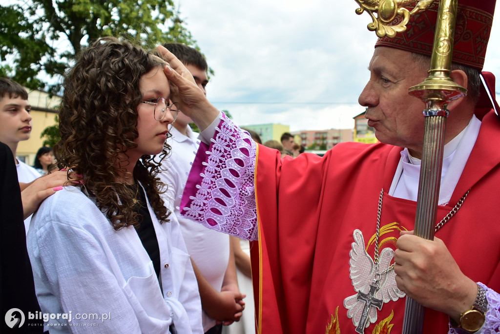 Biłgoraj. 85 młodych ludzi przyjęło sakrament bierzmowania