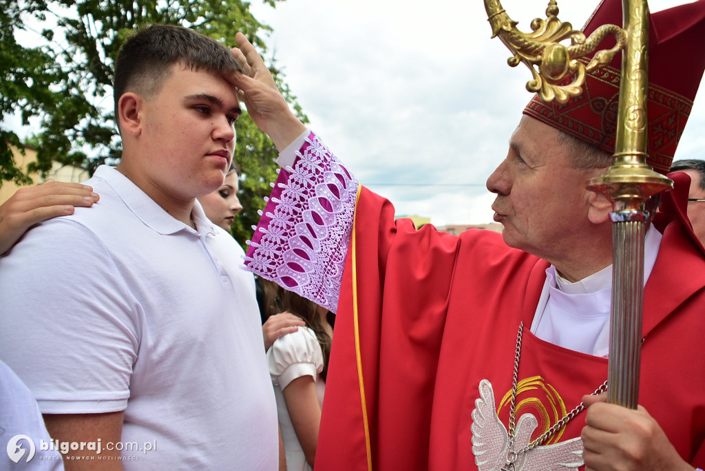 Biłgoraj. 85 młodych ludzi przyjęło sakrament bierzmowania