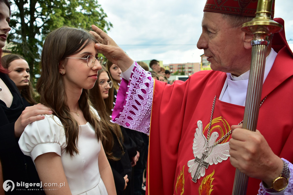 Biłgoraj. 85 młodych ludzi przyjęło sakrament bierzmowania