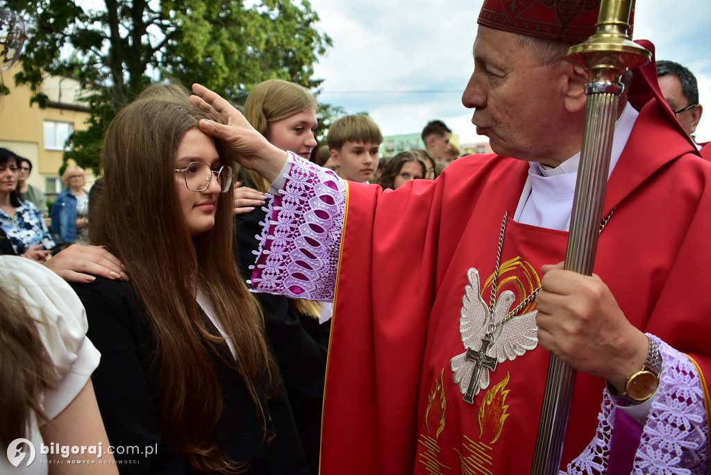 Biłgoraj. 85 młodych ludzi przyjęło sakrament bierzmowania