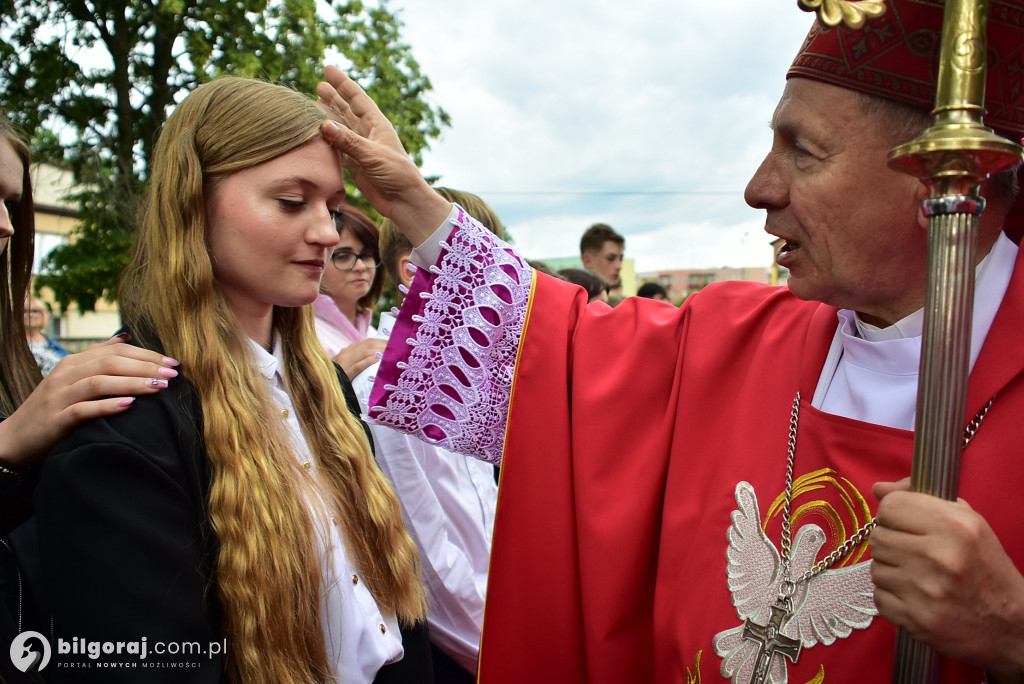 Biłgoraj. 85 młodych ludzi przyjęło sakrament bierzmowania