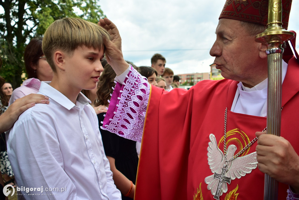 Biłgoraj. 85 młodych ludzi przyjęło sakrament bierzmowania