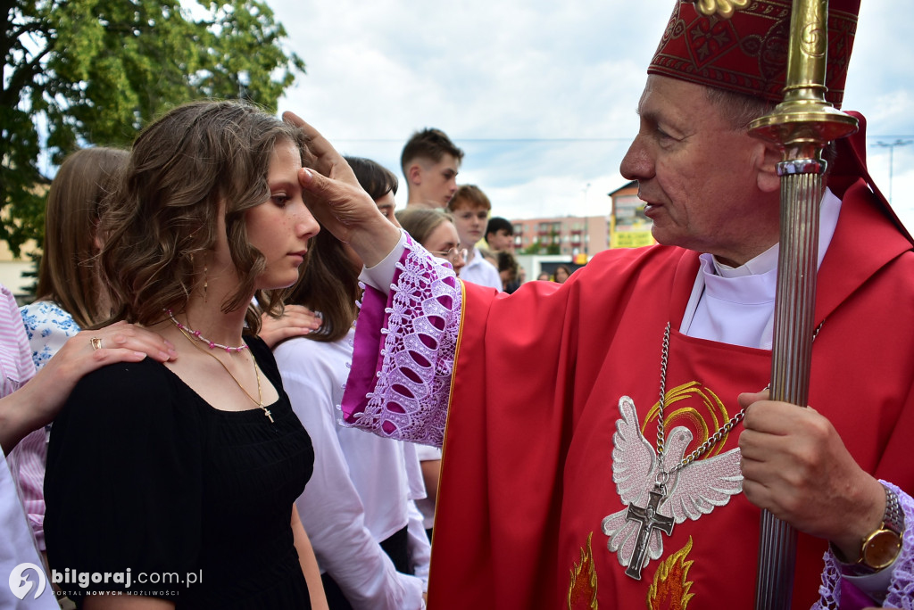 Biłgoraj. 85 młodych ludzi przyjęło sakrament bierzmowania