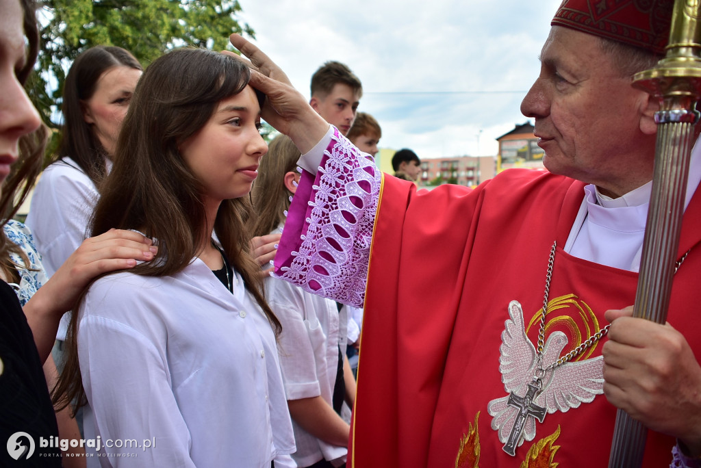 Biłgoraj. 85 młodych ludzi przyjęło sakrament bierzmowania