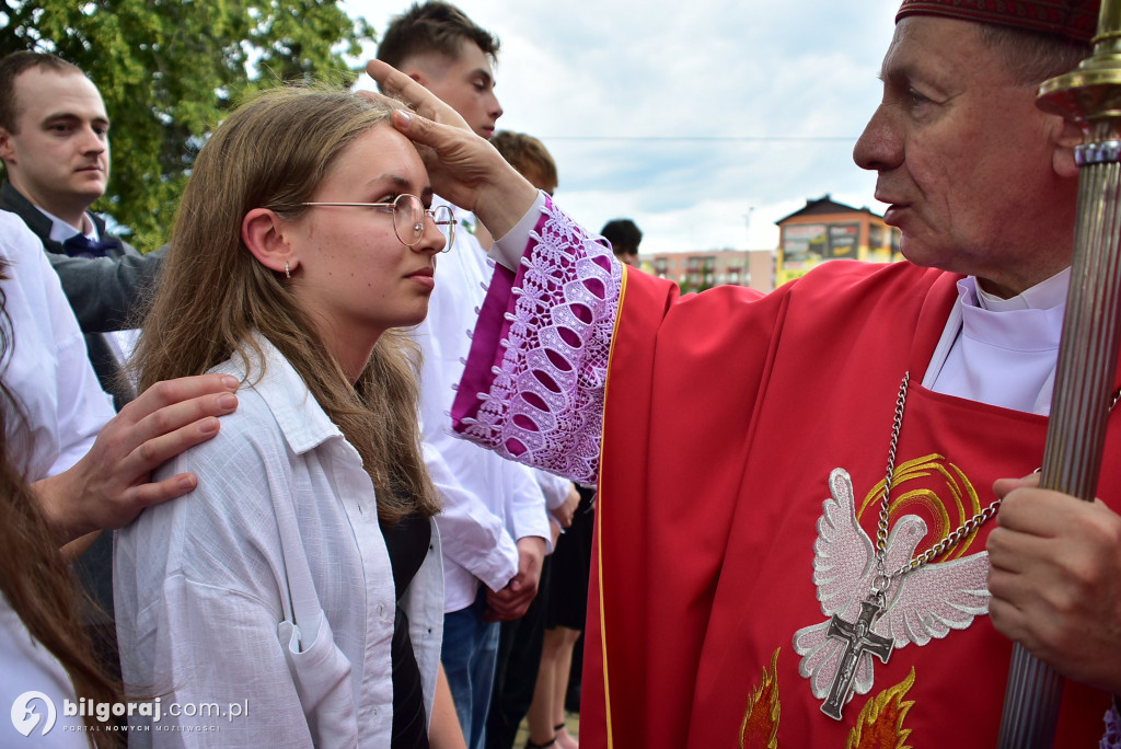 Biłgoraj. 85 młodych ludzi przyjęło sakrament bierzmowania