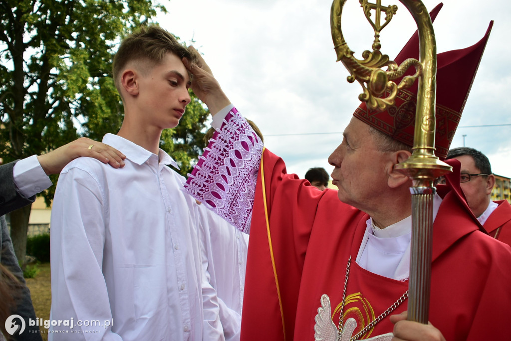 Biłgoraj. 85 młodych ludzi przyjęło sakrament bierzmowania