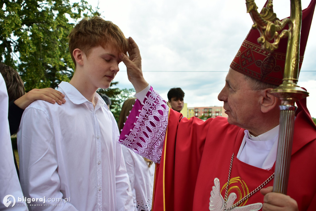 Biłgoraj. 85 młodych ludzi przyjęło sakrament bierzmowania