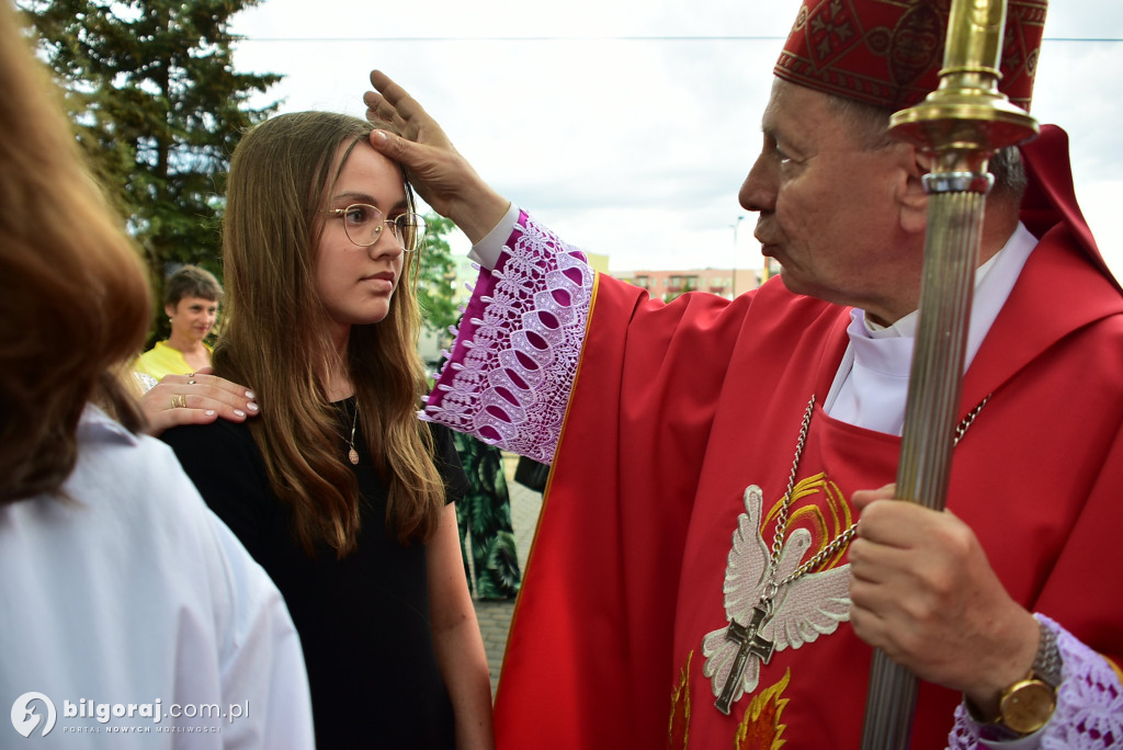 Biłgoraj. 85 młodych ludzi przyjęło sakrament bierzmowania