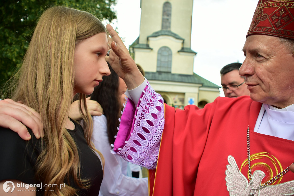 Biłgoraj. 85 młodych ludzi przyjęło sakrament bierzmowania