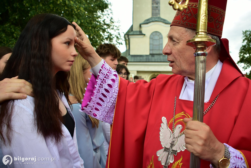 Biłgoraj. 85 młodych ludzi przyjęło sakrament bierzmowania