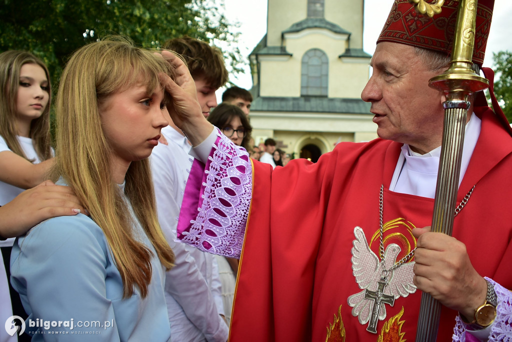 Biłgoraj. 85 młodych ludzi przyjęło sakrament bierzmowania