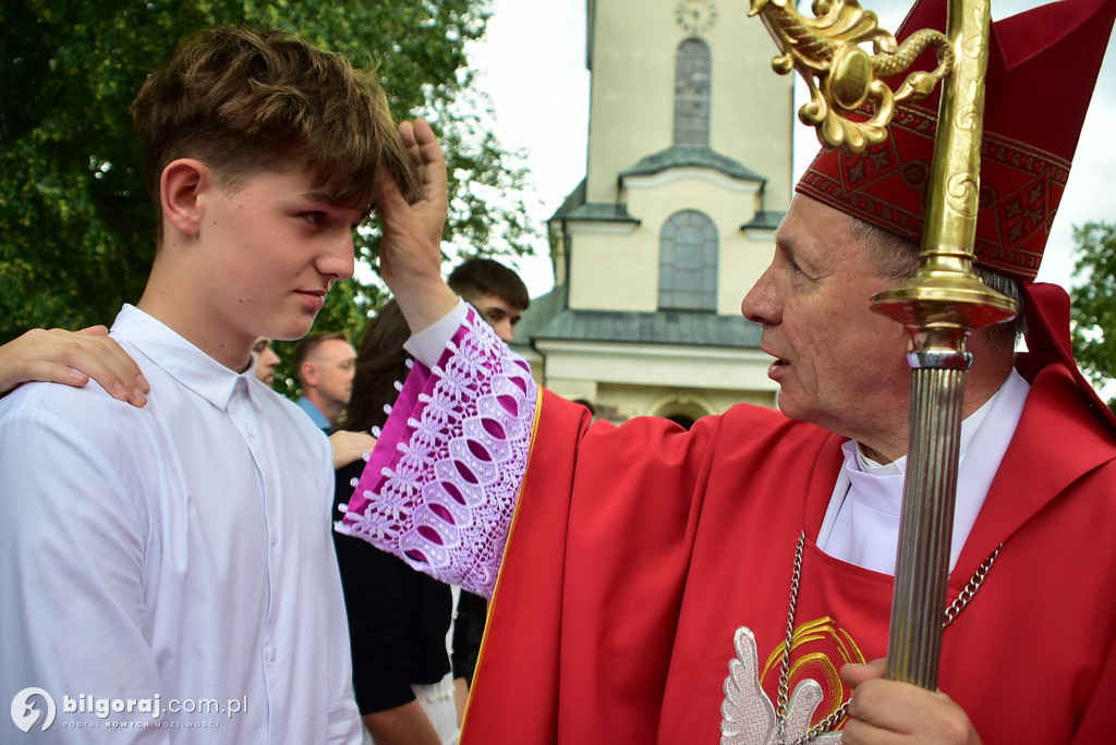 Biłgoraj. 85 młodych ludzi przyjęło sakrament bierzmowania