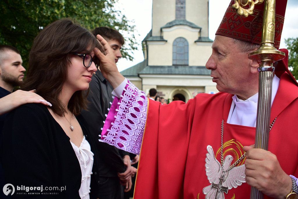 Biłgoraj. 85 młodych ludzi przyjęło sakrament bierzmowania