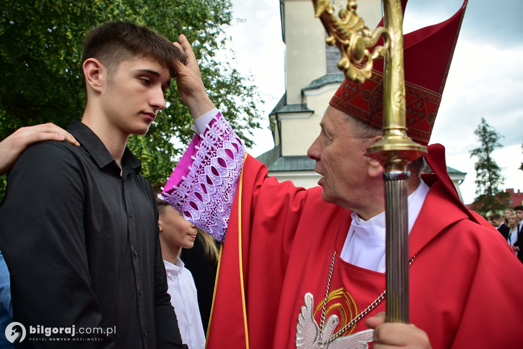 Biłgoraj. 85 młodych ludzi przyjęło sakrament bierzmowania