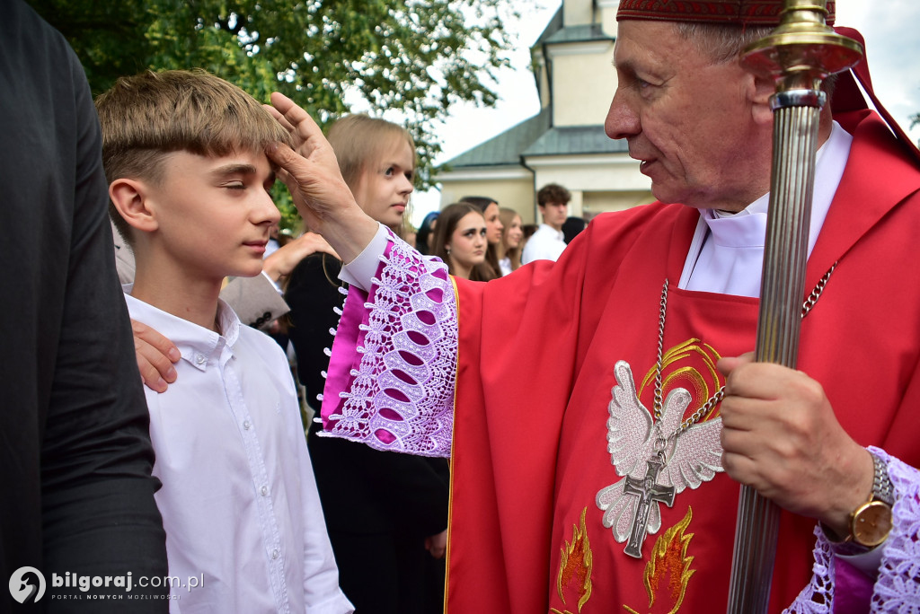 Biłgoraj. 85 młodych ludzi przyjęło sakrament bierzmowania