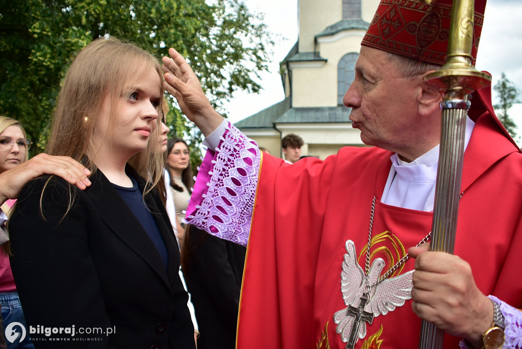 Biłgoraj. 85 młodych ludzi przyjęło sakrament bierzmowania