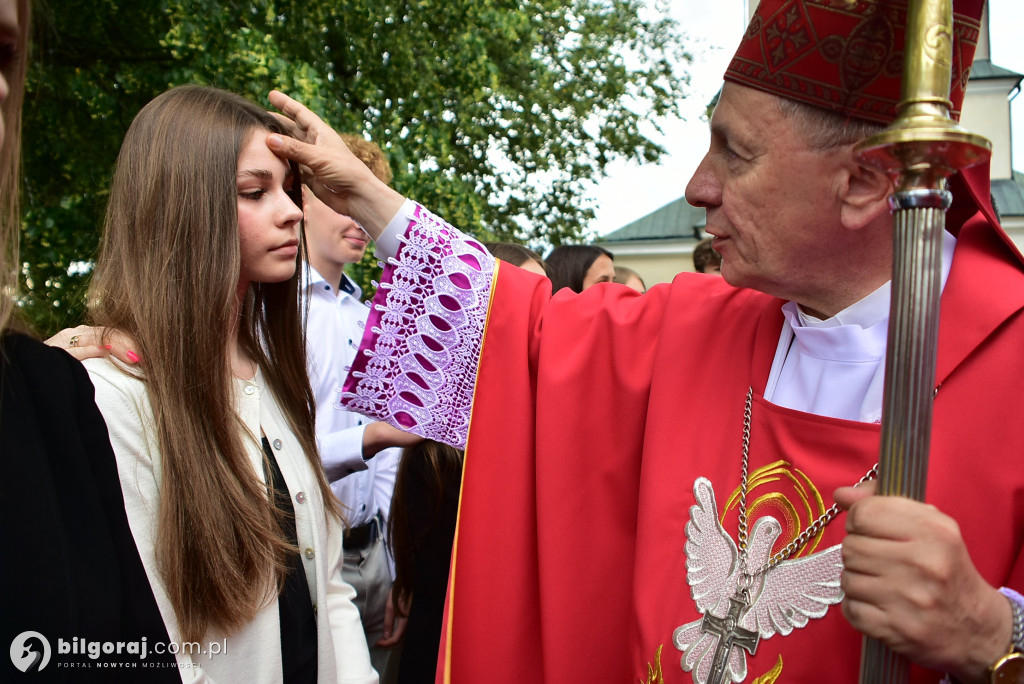 Biłgoraj. 85 młodych ludzi przyjęło sakrament bierzmowania