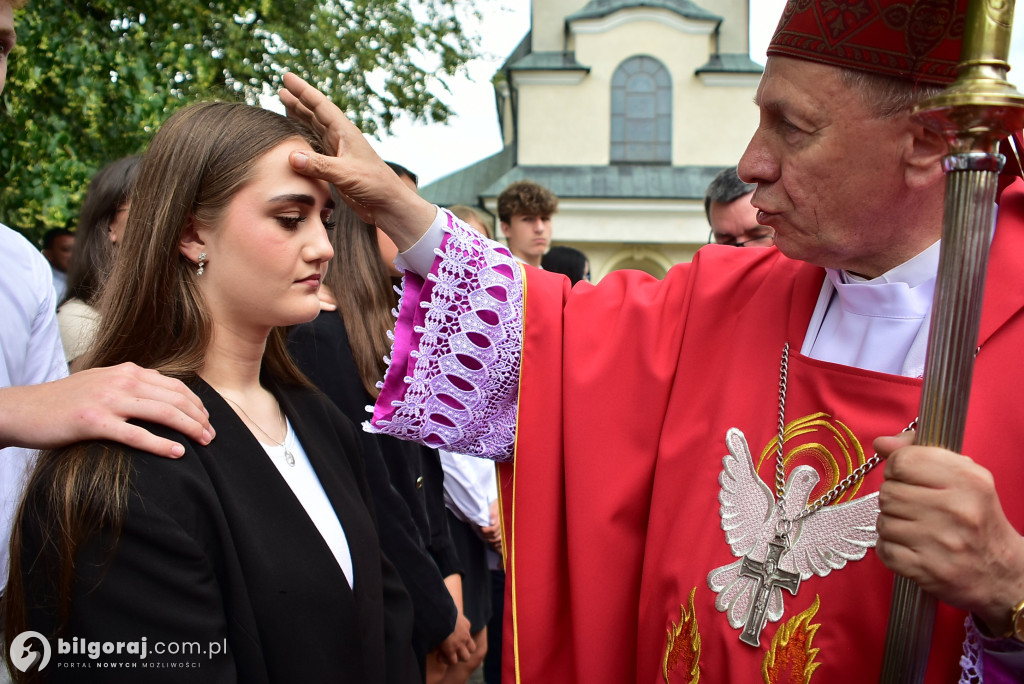 Biłgoraj. 85 młodych ludzi przyjęło sakrament bierzmowania