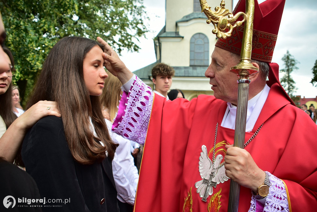 Biłgoraj. 85 młodych ludzi przyjęło sakrament bierzmowania