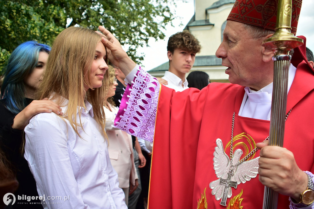 Biłgoraj. 85 młodych ludzi przyjęło sakrament bierzmowania