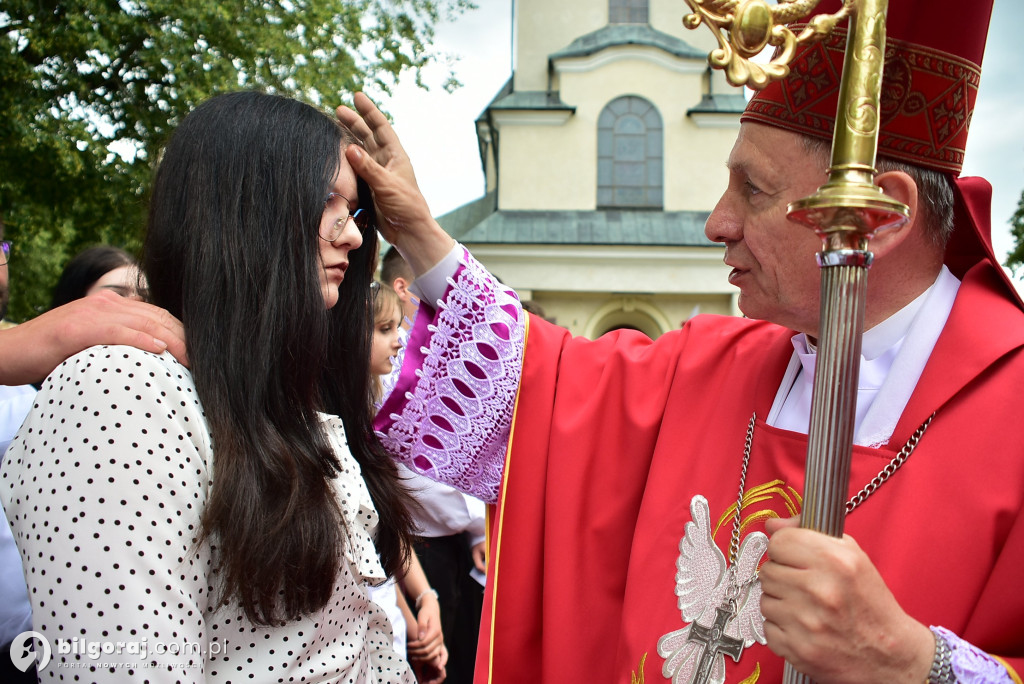 Biłgoraj. 85 młodych ludzi przyjęło sakrament bierzmowania