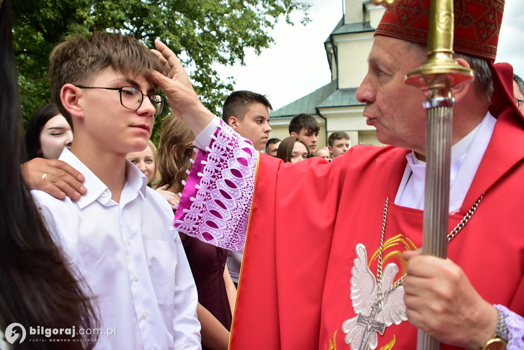 Biłgoraj. 85 młodych ludzi przyjęło sakrament bierzmowania