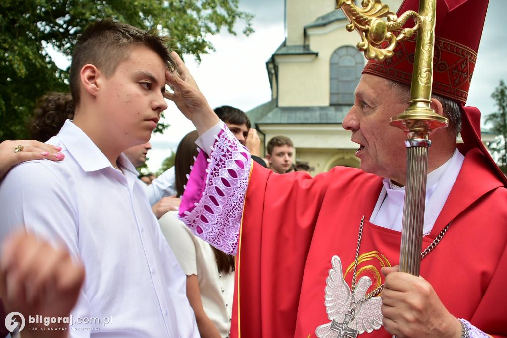 Biłgoraj. 85 młodych ludzi przyjęło sakrament bierzmowania