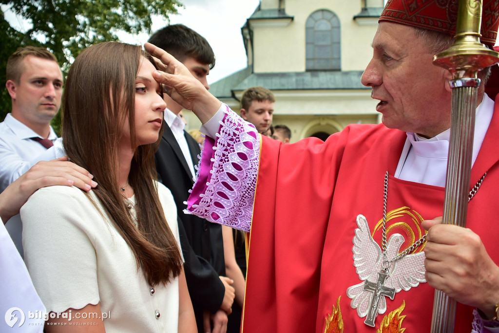 Biłgoraj. 85 młodych ludzi przyjęło sakrament bierzmowania