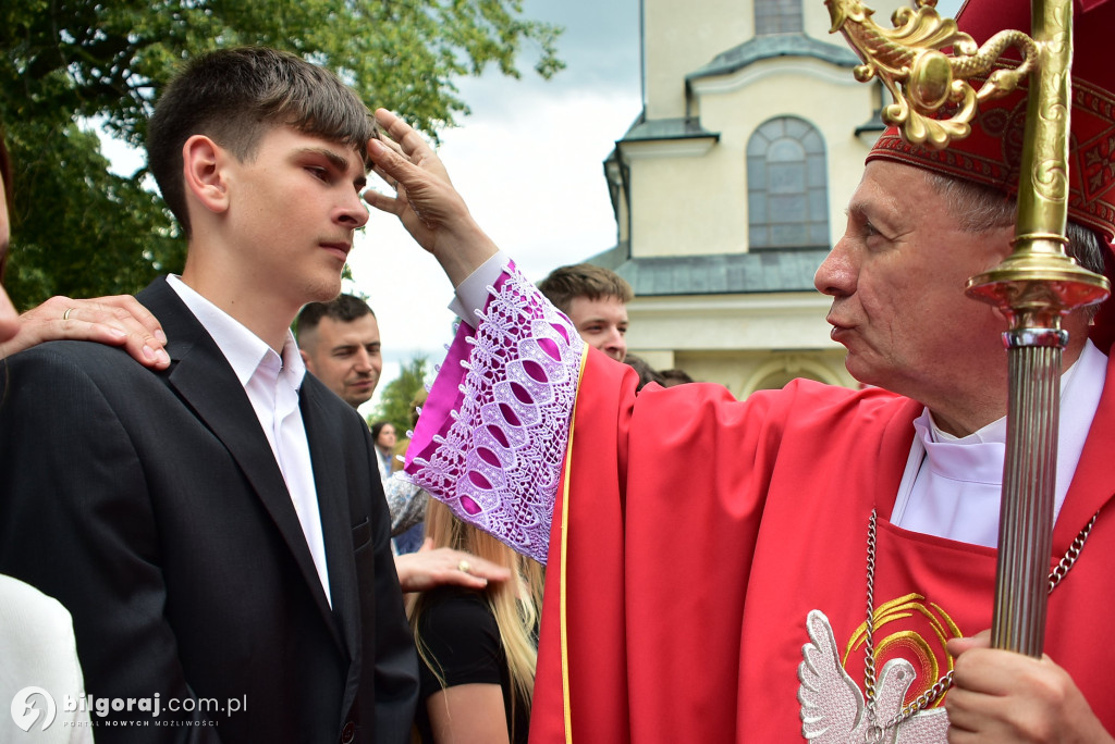 Biłgoraj. 85 młodych ludzi przyjęło sakrament bierzmowania