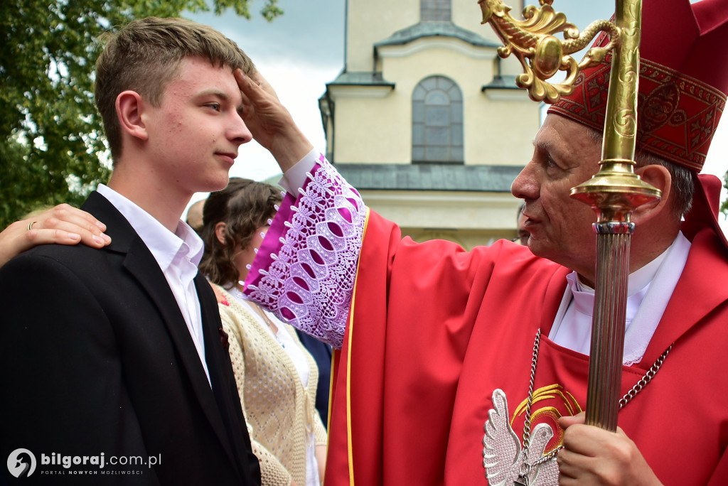Biłgoraj. 85 młodych ludzi przyjęło sakrament bierzmowania