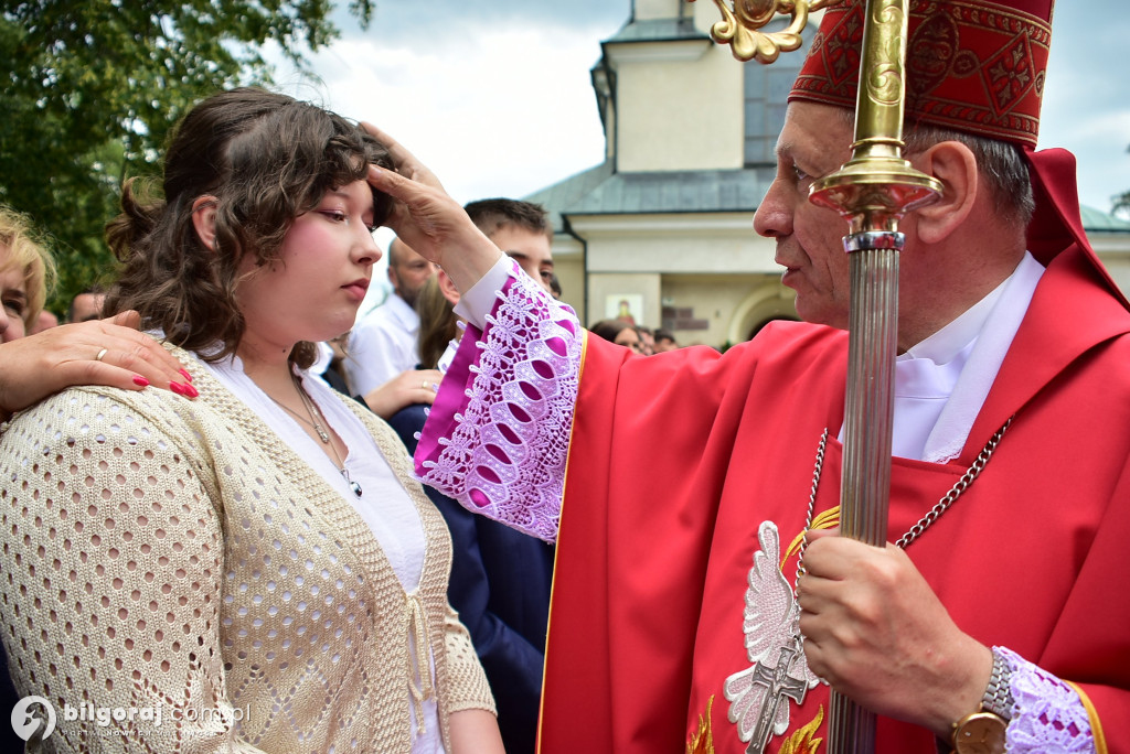 Biłgoraj. 85 młodych ludzi przyjęło sakrament bierzmowania