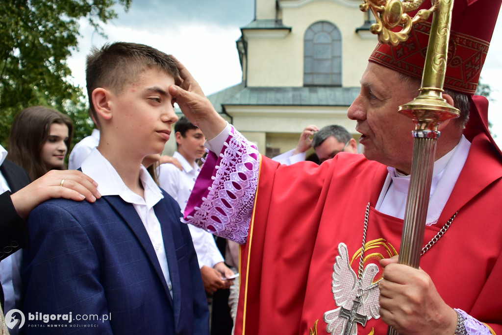 Biłgoraj. 85 młodych ludzi przyjęło sakrament bierzmowania