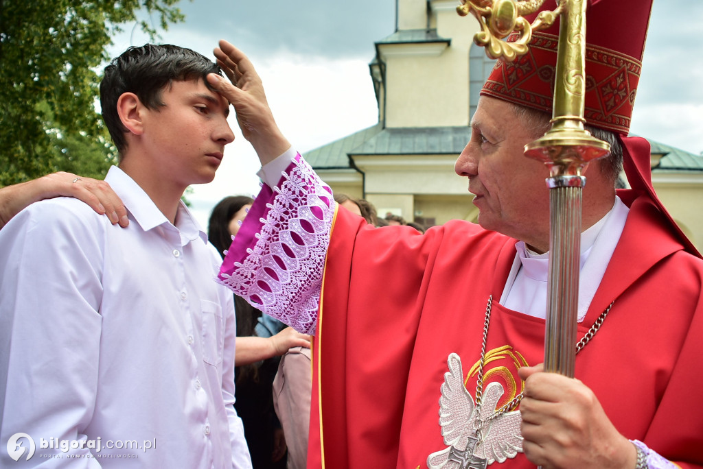 Biłgoraj. 85 młodych ludzi przyjęło sakrament bierzmowania